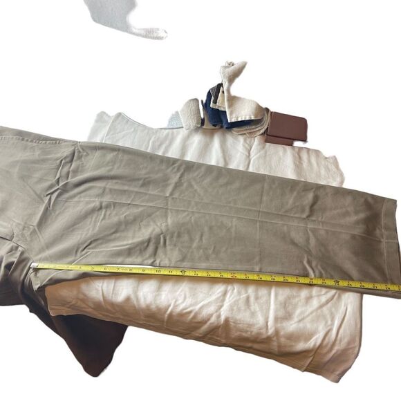 NWT Dockers Beige Classic Fit Khaki Pants size W40x L34 - Picture 4 of 9